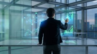 Un homme en costume interagit avec un écran transparent futuriste affichant des graphiques de croissance, des données et un réseau neuronal, dans un bureau moderne.